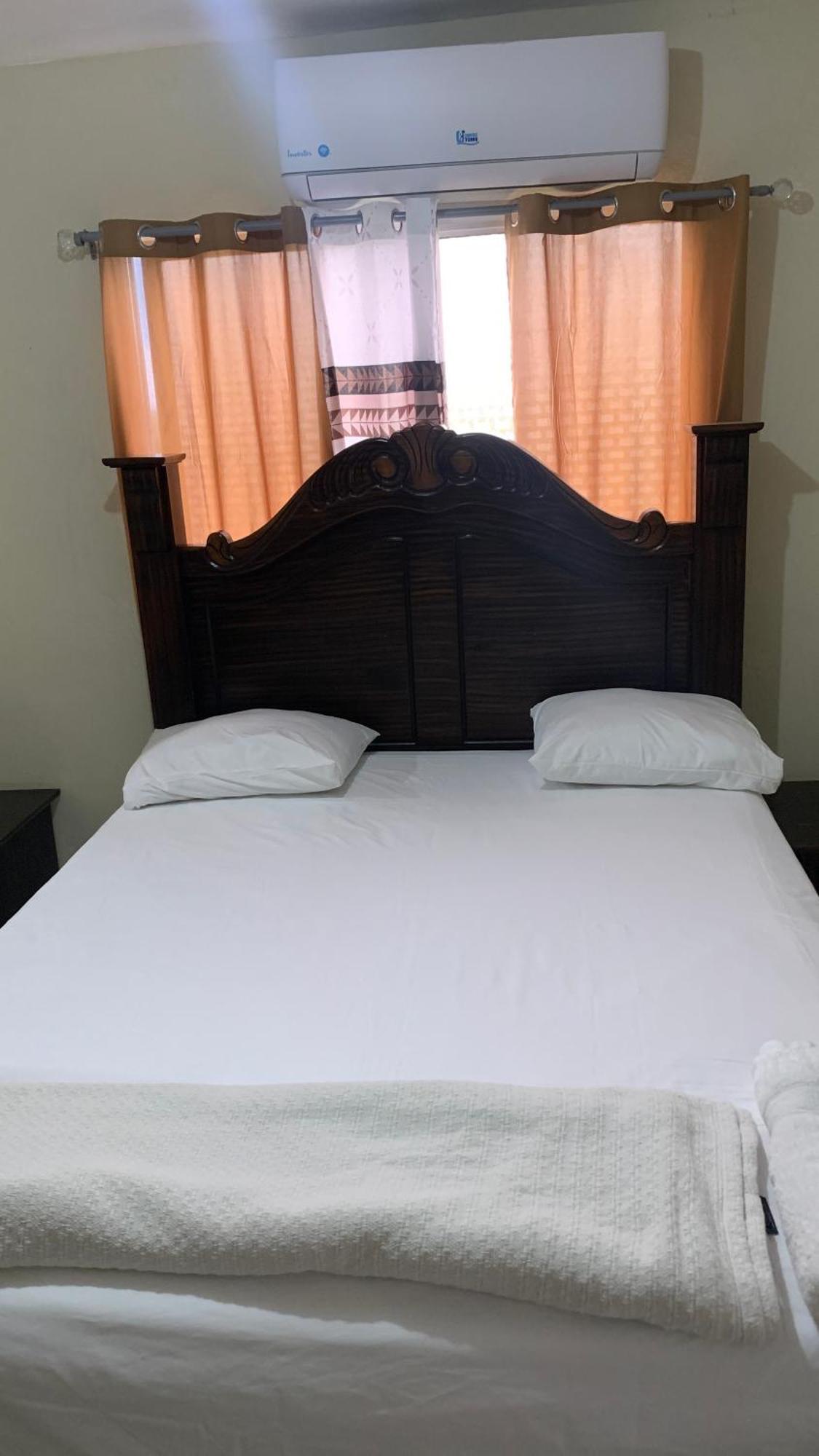 Apartahotel Dona Reyna Alojamientos En Santo Domingo A 5 Min De Aeropuerto Internacional Las Americas El Higo Esterno foto