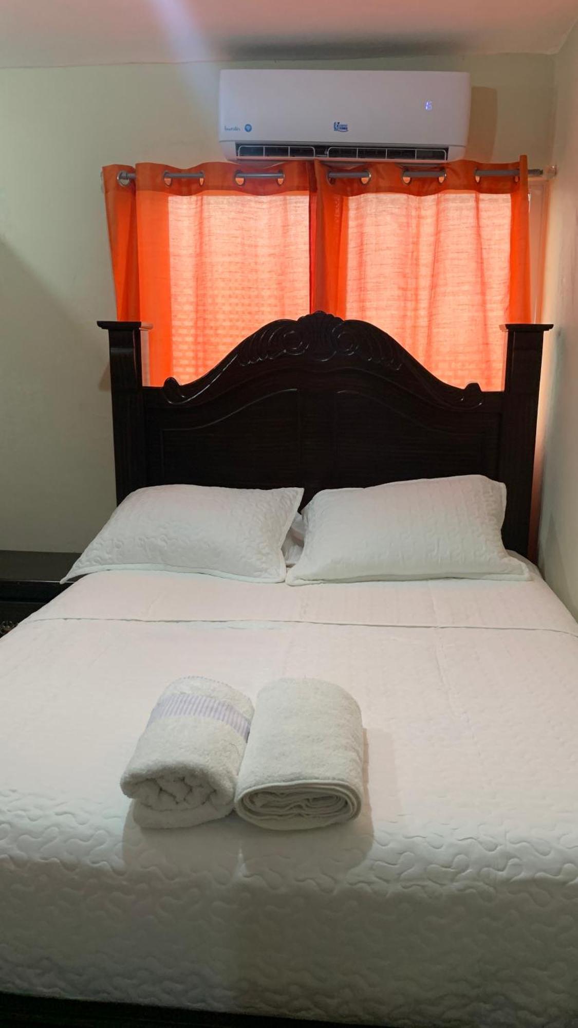 Apartahotel Dona Reyna Alojamientos En Santo Domingo A 5 Min De Aeropuerto Internacional Las Americas El Higo Esterno foto